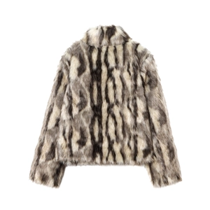 Cappotto da donna in ecopelliccia con trama leopardata visto dal retro