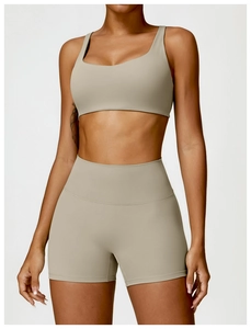 Texture détaillée du tissu sans couture hautement élastique sur le soutien-gorge et short de yoga