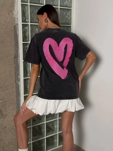 Vintage πλυμένο μαύρο βαμβακερό t-shirt με ροζ καρδιά και λευκό βολάν στο τελείωμα