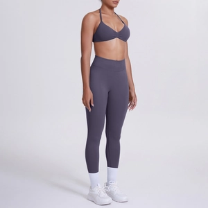 Dettaglio dei leggings da yoga a vita alta e reggiseno sportivo allacciato al collo