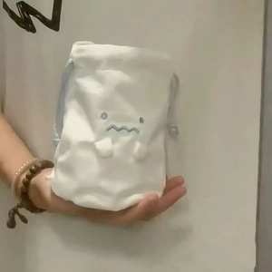 Witte canvas tas met trekkoord, schattig spookborduurwerk en kleine 3D-handjes erop