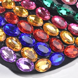 Vista macro di strass ovali colorati fissati sul tessuto nero del cappello da baseball