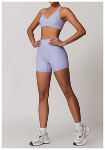 Détail du soutien-gorge de sport lavande et short taille haute avec texture brossée