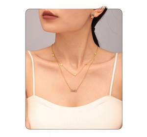 Gros plan détaillé d'un collier double épaisseur doré avec pendentif fleur sur mannequin