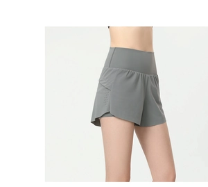 Détails du short de sport gris taille haute avec aération laser et design double couche