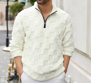 Détail d'un sweat en polaire blanc avec motif à damier texturé et col à demi-fermeture éclair
