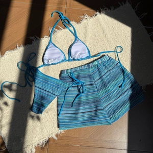 Nahaufnahme des dreiteiligen gestreiften Häkel-Bikini-Sets mit passenden Shorts
