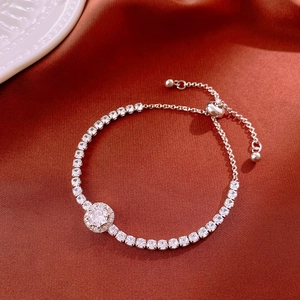 Détail d'un bracelet géométrique ajustable avec diamants sur un tissu en soie élégant