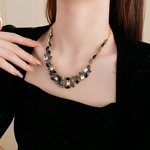 Détail du collier goutte vintage avec pierres noires et cristaux sur mannequin