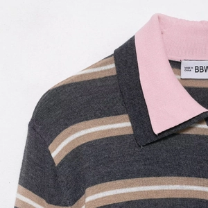 Polo da donna in maglia con colletto rosa e strisce colorate a contrasto