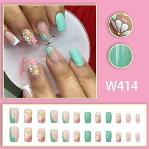 Faux ongles verts frais avec motifs marguerites et designs de lignes ondulées