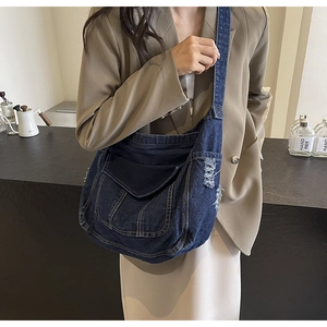 Vue détaillée du sac cabas en denim avec bords effilochés vintage et texture spécifique