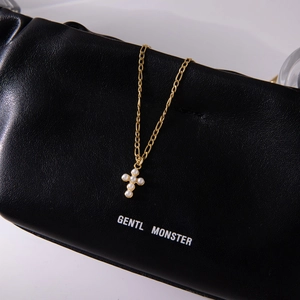 Élégant collier croix en acier titane avec perles nacrées sur chaîne à maillons dorés