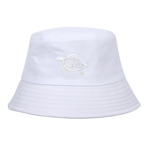 Détail d'un bob en coton blanc avec broderie de tortue de mer blanche et texture croisée