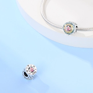 Macro di charm in argento con fiori in smalto rosa e incisione LOVE su catena a serpente