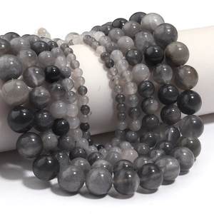 Détails macro de perles rondes en cristal à rayures gris-noir pour création de bijoux