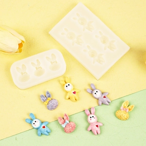 Dettaglio macro di stampi in silicone a forma di coniglio e coniglietti in resina 3D