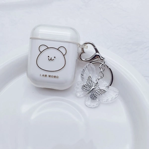 Weiße AirPods-Hülle mit Goldbär-Motiv und transparentem Schmetterling-Anhänger