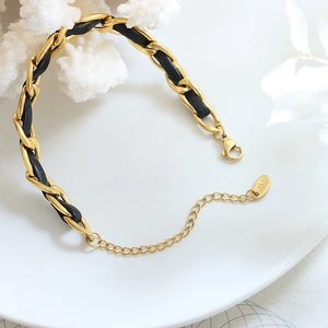 Bracelet tressé élégant en métal doré et cuir noir, avec finition plaquée or 18 carats