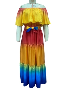 Detail eines mehrstufigen Maxi-Kleides mit Farbverlauf, Carmen-Ausschnitt und Schleife