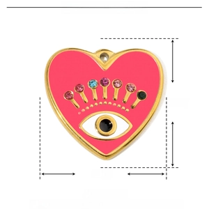 Détail macro du pendentif cœur oeil en émail rose 22mm avec dimensions et strass