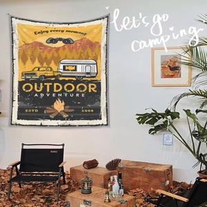 Détail de la tapisserie de camping aventure en plein air avec illustration vintage et feu