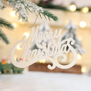 Decorazione natalizia Merry Christmas con glitter bianchi appesa a un ramo innevato