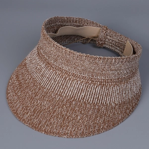 Détail du motif en tricot et de la sangle élastique d'une visière pare-soleil pliable