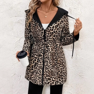 Detailansicht der Leopard-Kapuzenjacke mit Taillenzug und schwarzem Innenfutter