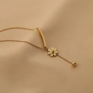 Elegante goldene Titan-Gänseblümchen-Halskette auf weichem Seidenhintergrund für Damen