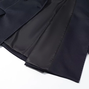 Dettaglio del blazer blu scuro con cuciture bianche a contrasto e fodera in raso nero