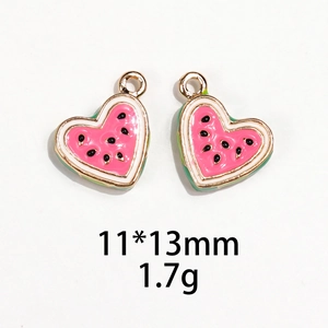 Vue macro du pendentif cœur pastèque en émail avec des dimensions de 11x13mm et 1,7g