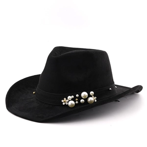 Détail d'un chapeau de cowboy en feutre noir avec perles et ornements dorés