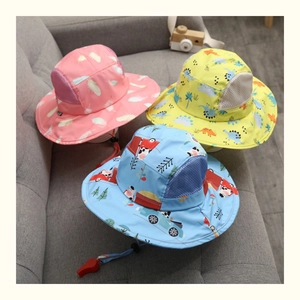 Dettaglio di cappelli estivi per bambini con rete, cordino e fischietto