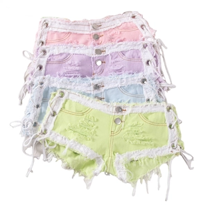 Detalle de pantalones cortos de mezclilla con cordones laterales y flecos de colores
