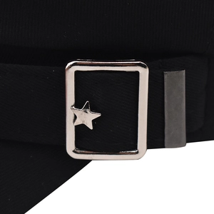 Détail de la boucle métallique pentagramme argenté sur casquette militaire en sergé noir