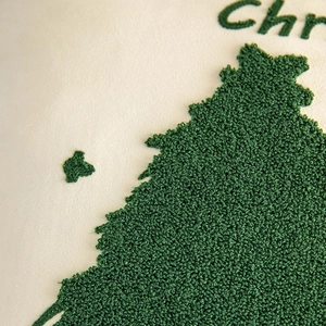 Housse de coussin en velours blanc avec broderie de sapin de Noël vert et lettrage festif