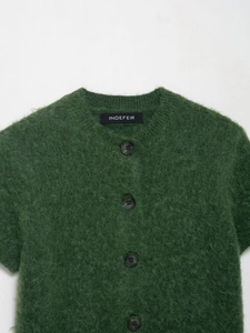 Dettaglio del cardigan in maglia mohair verde scuro con scollo rotondo e tre bottoni neri