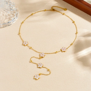 Élégant collier en Y plaqué or avec fleurs nacrées blanches et petites perles dorées