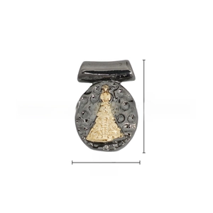 Detailed view of 18k gold-plated copper pendant with dimensions of 13.5x9.2mm and weight 1.5g