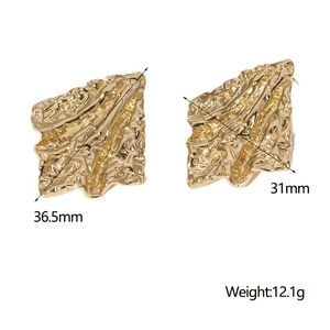 Vue détaillée de boucles d'oreilles dorées 18K avec texture plissée de 36,5x31mm