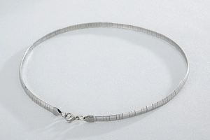 Gros plan d'un collier chaîne serpent plate argentée avec fermoir mousqueton sûr