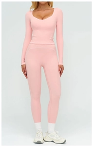 Détail d'un ensemble de yoga rose 2 pièces avec haut manches longues et legging