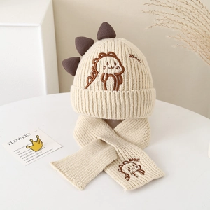 Détail du bonnet et de l'écharpe en tricot pour bébé avec cornes de dinosaure 3D et broderie