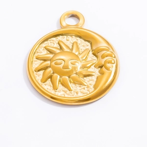 Détail du pendentif soleil et lune plaqué or 18k avec texture martelée polie