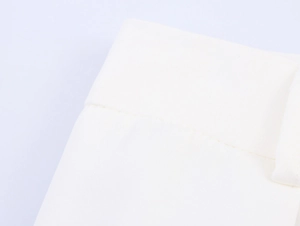 Gros plan du pantalon blanc élégant montrant les coutures et les passants de ceinture