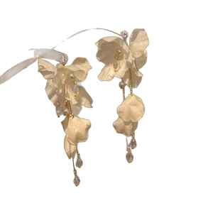 Elegant white flower tassel drop earrings with crystal accents for summer vacation