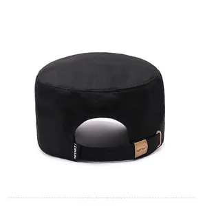 Détail de la casquette militaire noire avec boucle en métal gravée HEYHAT