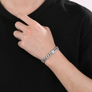 Nahaufnahme des Hip-Hop Silber-Gliederkettenarmbands mit funkelndem Strassbesatz am Handgelenk