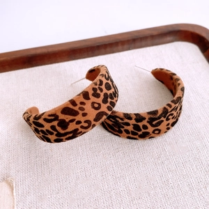 Détails de boucles d'oreilles créoles C en velours avec motif léopard vintage
